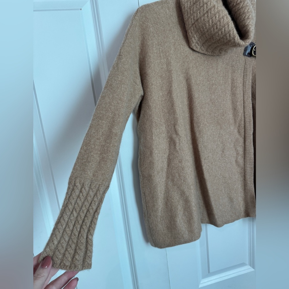 Saks Fifth Avenue Sweater 100% Cashmere Tan with buckle detail Size M/L - Picture 5 of 7